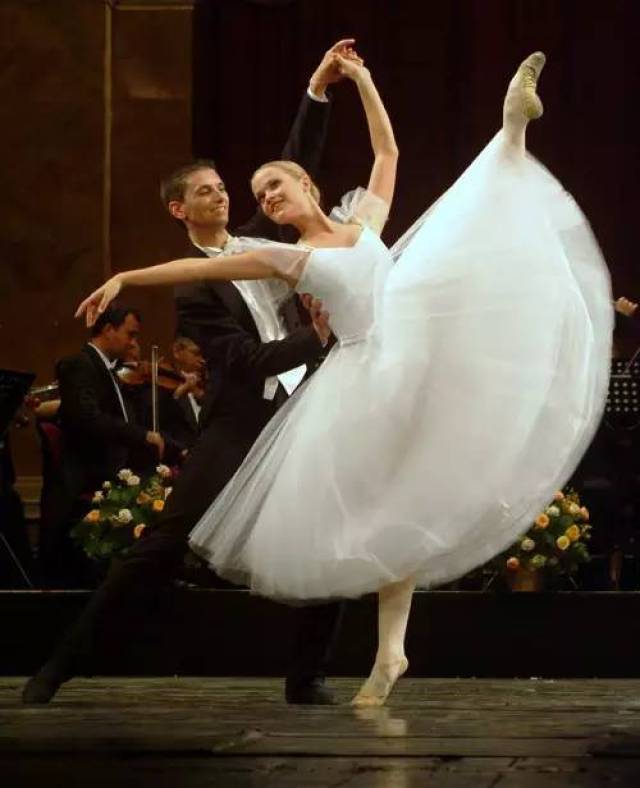 ▼《春之声圆舞曲》圆舞曲(waltz),也称"华尔兹",18世纪社交舞会,19