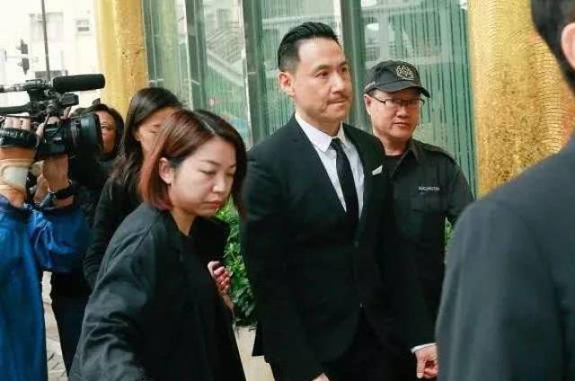 曾经的香港大哥,去世时张学友提20万包葬礼,刘德华卖唱养他妻儿_手机