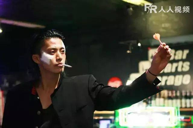 曾经制霸《热血高校》的泷谷源治( 小栗旬饰),现在成了苦口婆心让青年