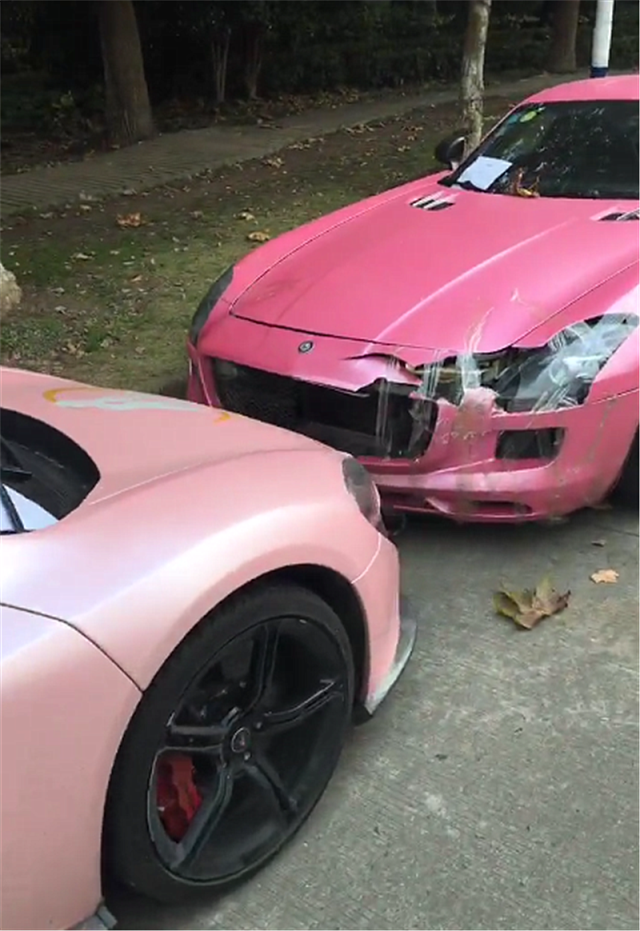 偶遇粉色迈凯伦本不会太注意但引擎盖上贴纸实在太吸睛