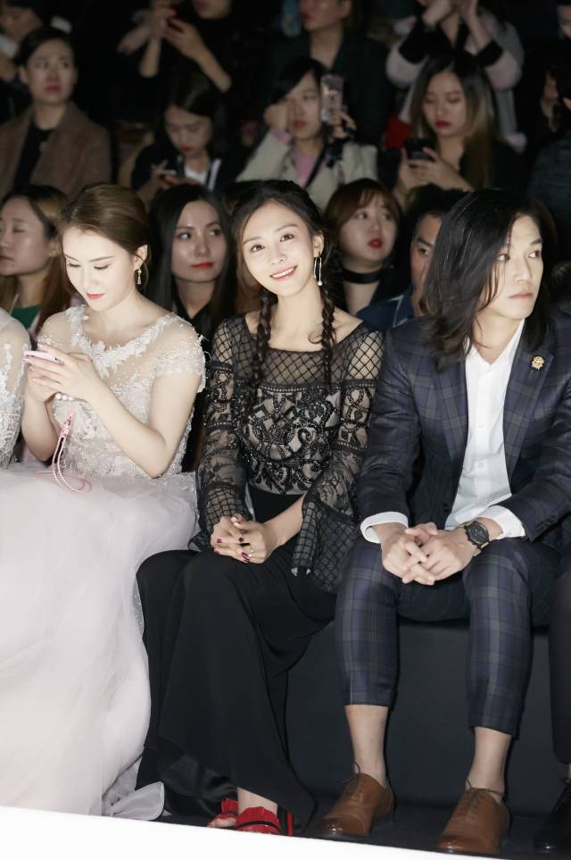 杨安琪发布青春写真 笑容活泼甜美元气满满