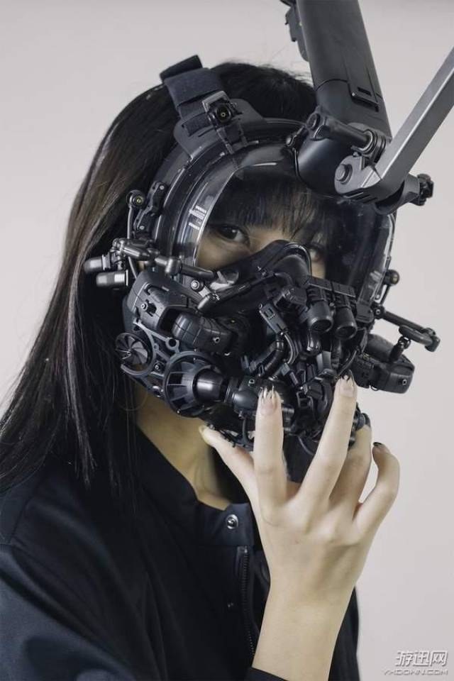 这位妹子将耳机玩成赛博朋克 机械感十足,戴上超酷