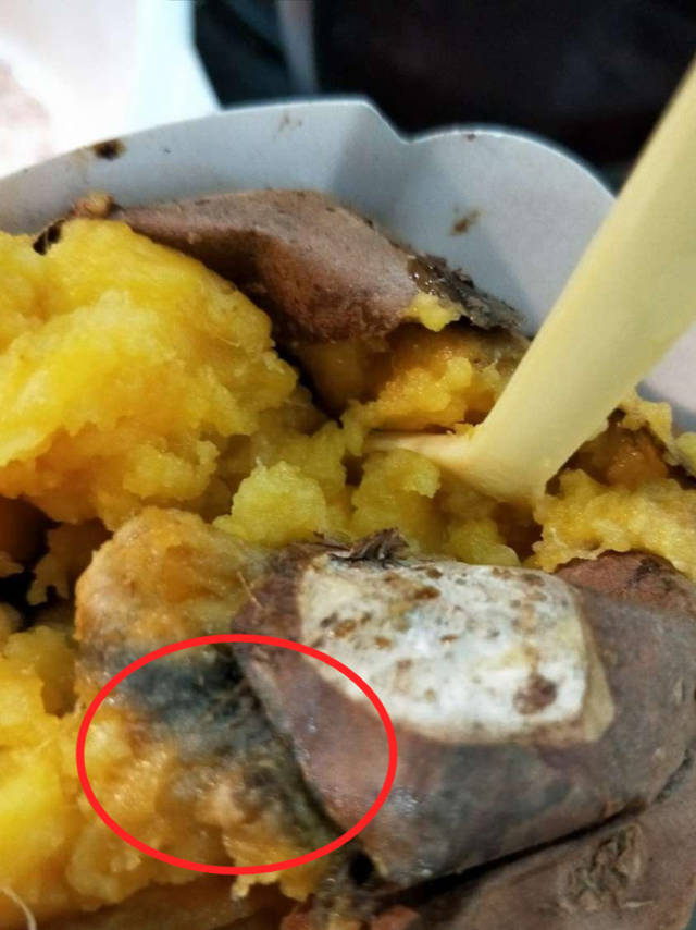 发现烤红薯可能有问题时,用小勺子挖开尝了一下,确定这烤红薯就是坏了