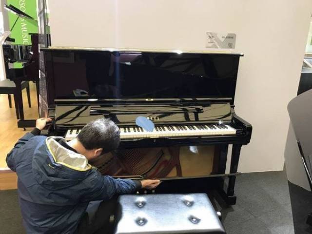 某日本品牌十几万的钢琴用四边形铁板