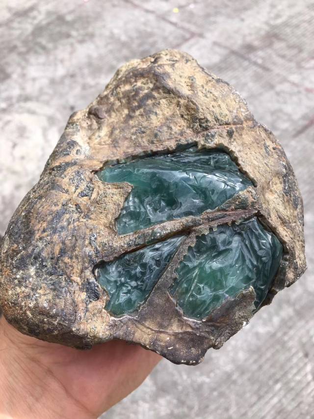 莫西沙场口的原石,一切就是顶级的蓝水,胶感十足,就像果冻一样