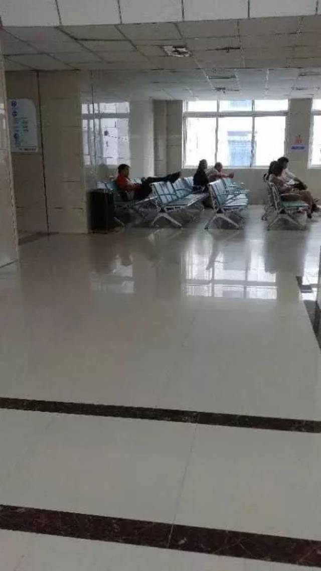 在医院休息区把腿伸在前排座椅上 @开心