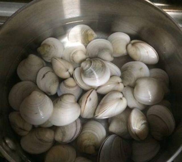 第一步:将哈蜊放入水中,然后加入一点盐,让哈蜊把