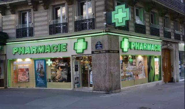 符号主体为绿色的十字法语药店名称pharmacie2法国符号主体为一个大写