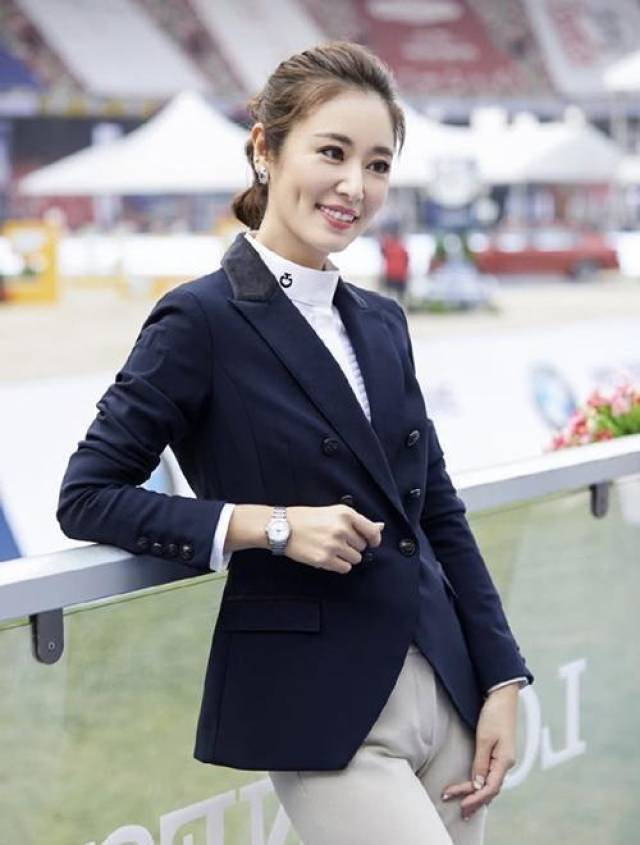 同穿时尚西装:看42岁林心如与29岁baby,才知气质身材哪个更重要
