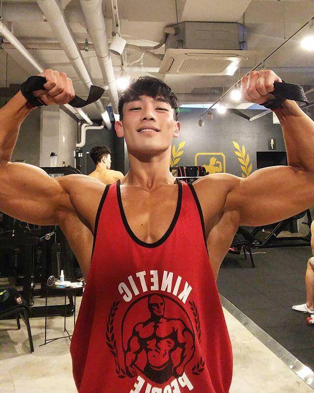 肌肉小伙曾是打折食物的忠实购买者,如今成知名健身达人回报女友!