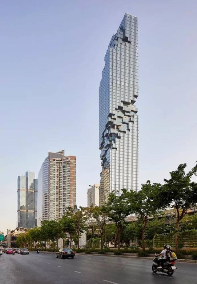 mahanakhon)高314米,共77层,是 目前泰国第一高建筑,也是曼谷的地标