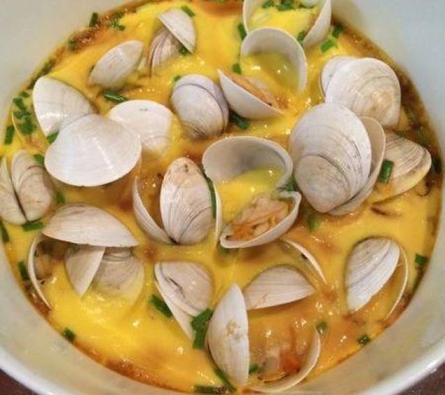 第六步:出锅撒上少量蒸鱼豆油,新鲜美味的哈蜊鸡蛋