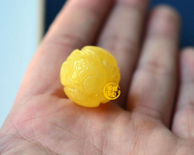 蜜蜡珠子还有这种操作?美翻了的雕刻圆珠