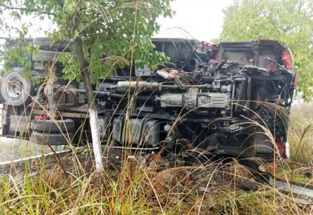 邵阳突发车祸!大货车侧翻,车身悬空,损失惨重!