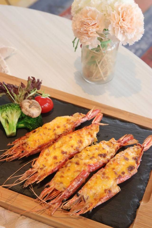 在充满少女心的环境下再点上一份海胆酱焗大虾,治愈你所有的不愉快