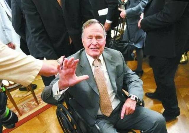 老布什的好友,前国务卿和参谋长詹姆斯·贝克写道,老布什将永远铭刻在
