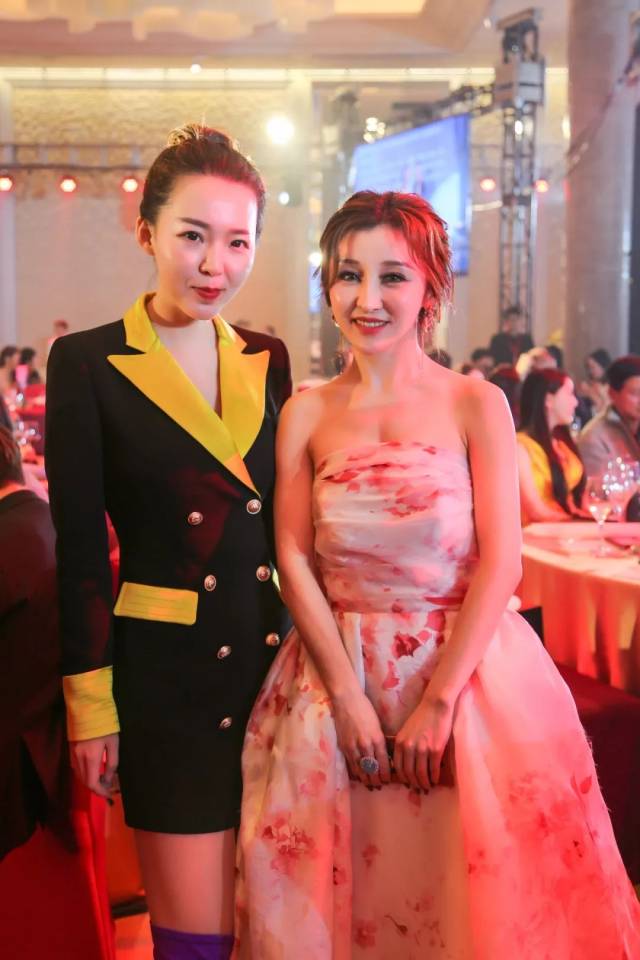 红范品牌主理人:张秀明与左伊玄合影 偶像男团x-time带来劲歌热舞