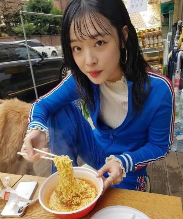 崔雪莉晒吃泡面照刘海发型很油腻翘腿坐姿超霸气