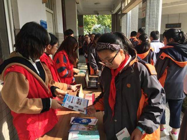 平湖市当湖街道禁毒办在稚川实验中学开展了"禁毒宣传校园行"活动.