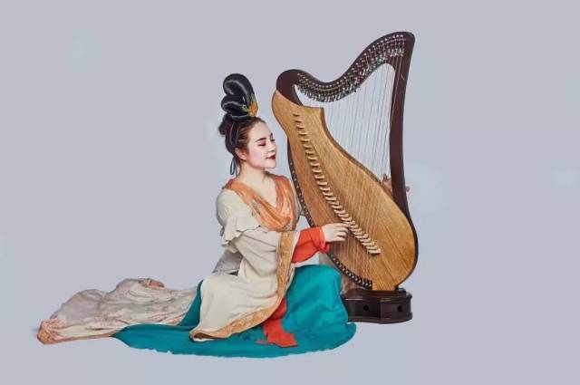 24位宫廷乐舞伎,为他演奏了1100年