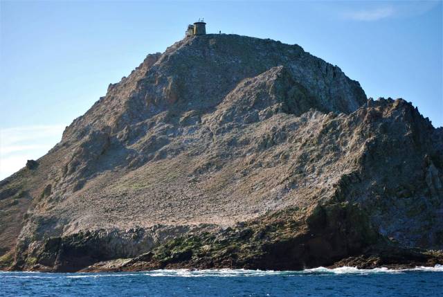 9平方公里的法拉伦群岛,因岛上怪石嶙峋且状似尖牙而被称为"魔鬼牙岛"