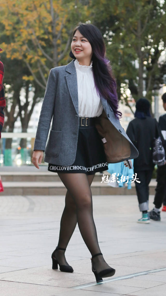 街拍:灰色西装搭黑色短裙,腿上穿着黑丝,身材微胖别有一番风味