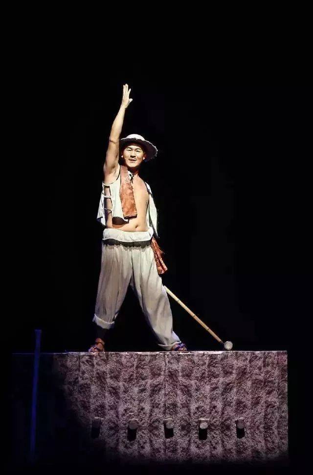 演出中的舞蹈节目则充满民族风情,让人领略到巴渝文化的丰富多彩.