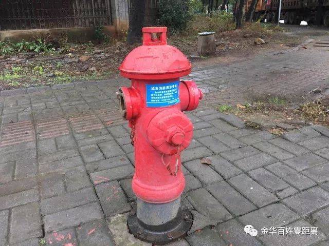 大货车上的驾驶员下车,用扳手打开了路边的消防栓,开始取水
