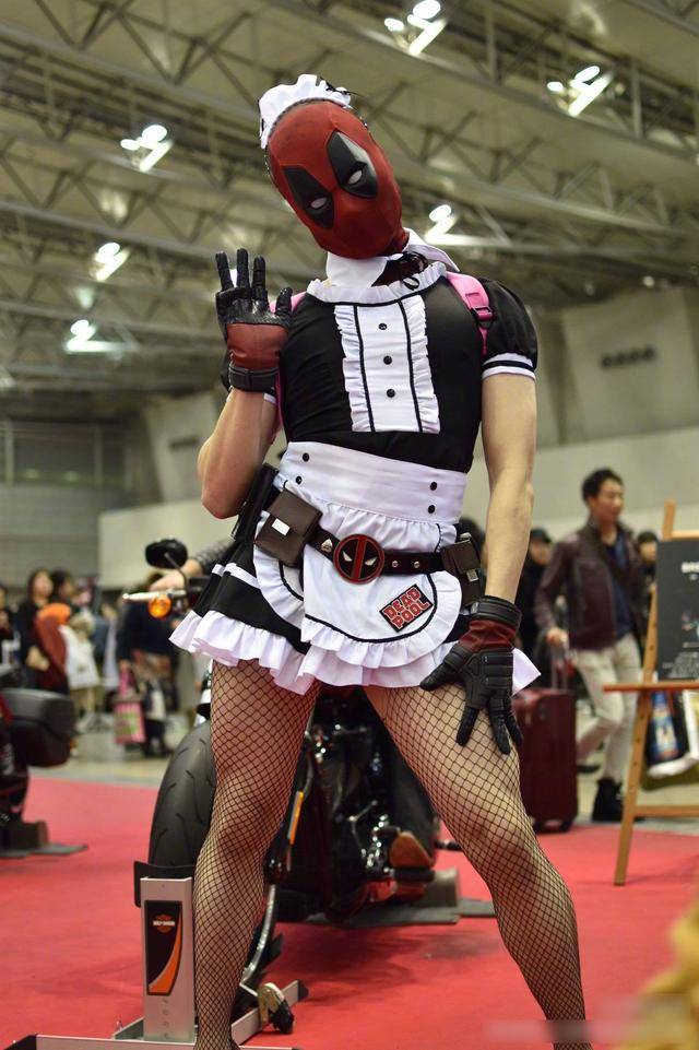 东京漫展上出现一个女仆装死侍风骚造型引无数观众围观拍照