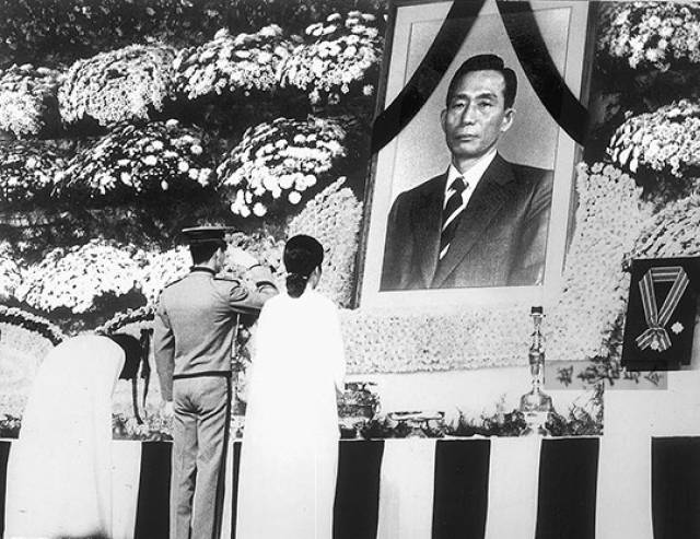 四十年前朴正熙出殡照片:汉城哀悼标语是汉字,两百万市民送行