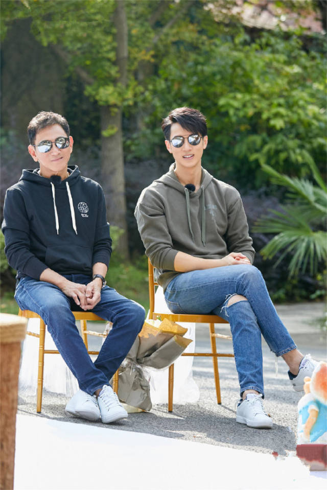 儿女挑战高空平衡木,吴尊爸爸刘维妈妈显露真