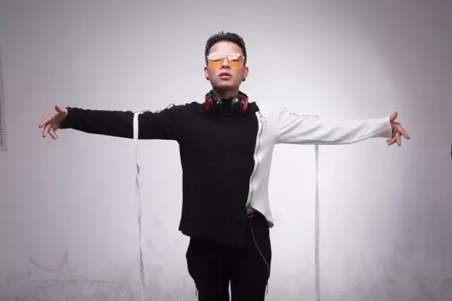 12 / 08 丨已成功将@m&k凯诺夫妇 加入群聊,并即将凝聚一场电音