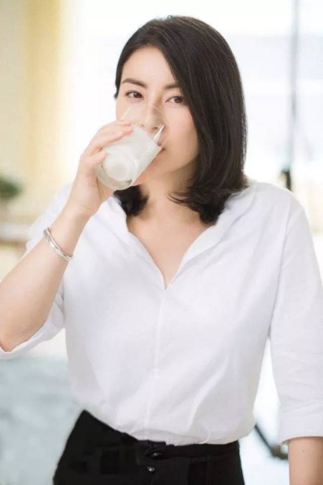 因为作为明星,她们身边会有很多专业的营养师,为宝宝pick奶粉时她们