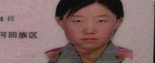 女子自带照片领结婚证被拒 工作人员:下巴修太