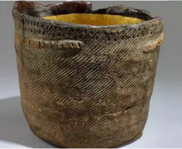 细绳纹 二,垂幛纹 垂幛纹形似垂悬的幕帐,就是表演台幕帘上方的垂帘