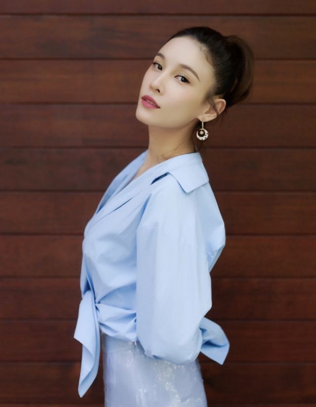 别out了,快学张蓝心穿"液体裤",太美了!