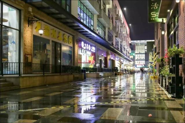 在这个曾经的老城里 大浪可以说是焕然一新了 △ 《雨夜的纷享城》麦