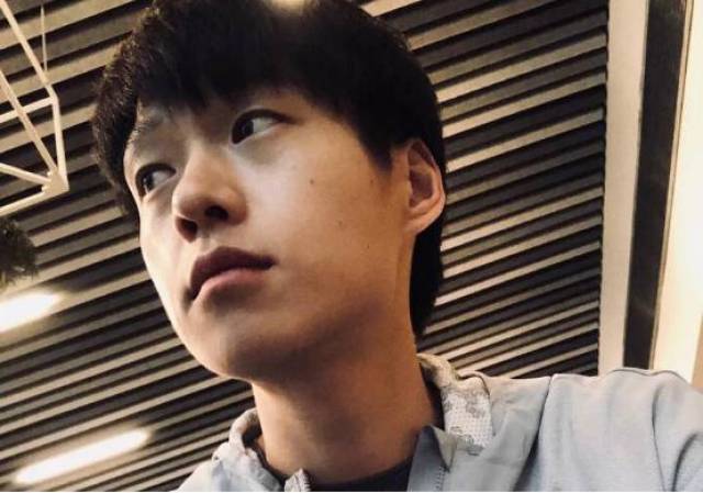 艺人的谜之自拍:鹿晗高斯模糊,李易峰表情管理,千玺鼻孔抢戏