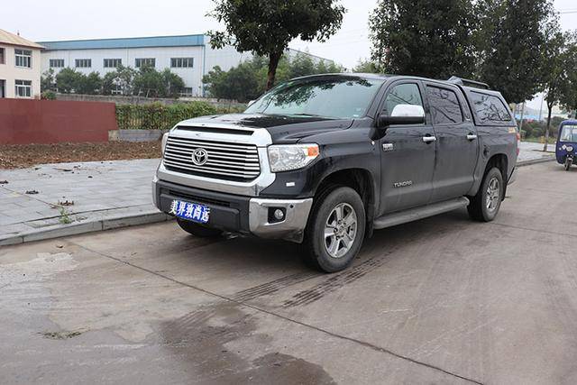 坦途改装快讯 丰田坦途车厢后盖改装 加个行李架感觉更霸气了