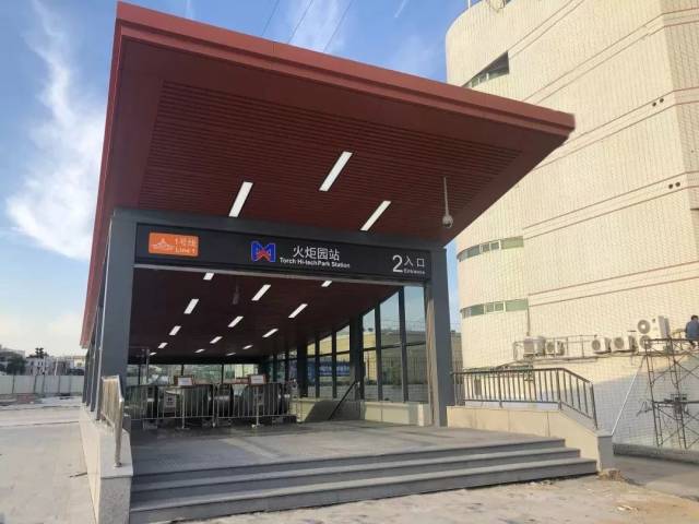 厦门地铁2号线首列车顺利下线;又有新一批地铁出入口投入使用,还有