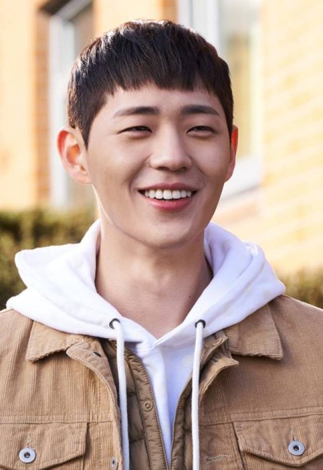 同样在《当你沉睡时》演秀智母亲的黄英熙演员,在《死之咏赞》又饰演