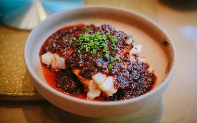 特色菜,他们家的红糖糍粑,蟹黄豆花,花椒牛蛙等等都是味道超正的 成都