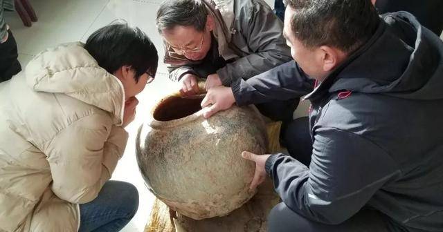 考察团一行先后到湾子村西北探沟,碑林实地查看我县宋城保护范围及