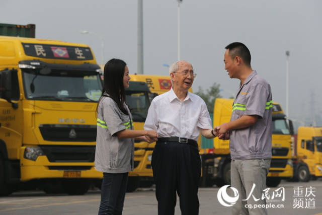 已90多岁高龄的卢国纪仍经常深入一线视察工作.民生公司供图