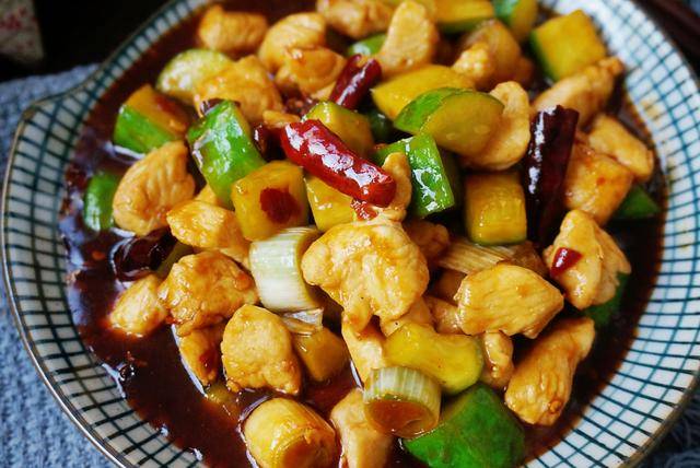 今天炒的这盘菜里有肉有菜,满满的营养和美味.