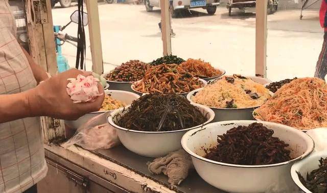 山东大哥骑三轮卖20年凉菜,中午能卖20大盆!