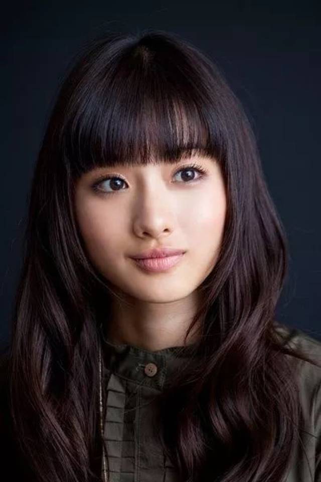 在石原里美没有学会适合自己的妆容前 ,她曾是土气的代名词.