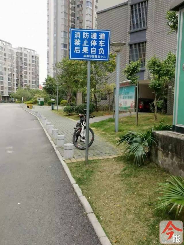 該車主停車的位置旁邊還有一塊牌子寫著,消防通道禁止停車後果自負