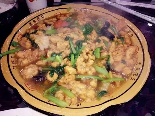 川汤可以说是晋城地方名吃中的一种综合菜,木耳圪背,小酥肉,小炒肉,肉