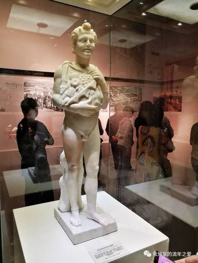 外搭长袍经常长及脚踝,叫做托加袍,内搭长衣及膝,叫做丘尼卡